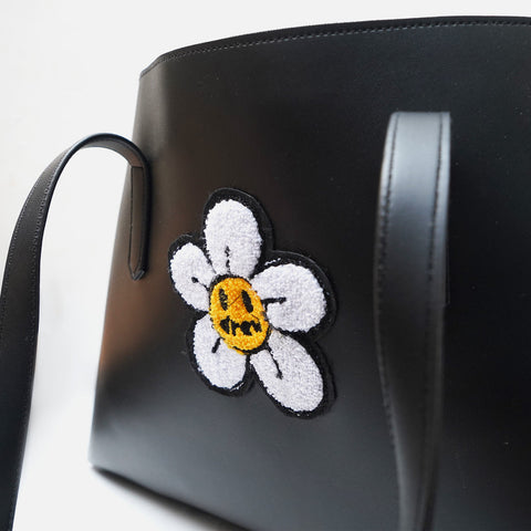 Daisy flower black tote